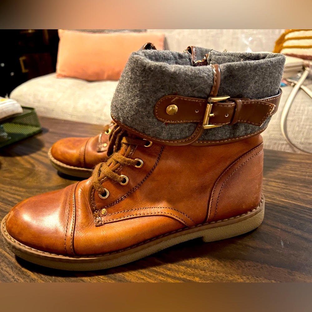 Tommy Hilfiger women’s short boot with wool and buckle detail. Sz 8